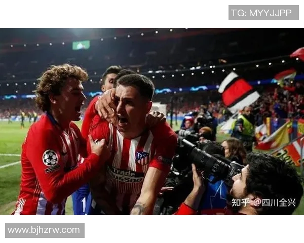 足球场上球星风采尽显 壁挂式巨幅海报展示球员荣耀与激情